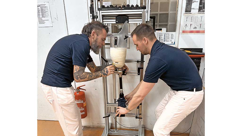 Der Aufbau der Prothese muss stimmen. Daher schauen ­Sandy Kühn (l.) und Michael Koehler genau hin. Foto: BIV-OT/Cordes