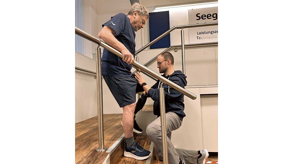 Königsdisziplin Treppensteigen: Unter Aufsicht von Physio­therapeut Martin Stöhr wird fleißig trainiert. Foto: BIV-OT/Cordes