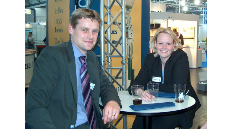 Edda H. Geirsdóttir, VP Corporate Communi­cations, Embla Medical, mit Olafur Gylfason, ­Executive Vice President Össur, bei ihrer ersten OTWorld im Jahr 2000.