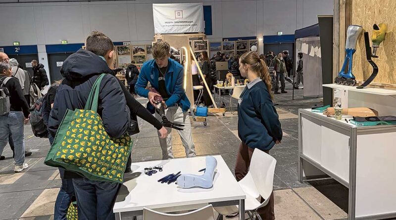 Anfassen erlaubt: Bei der „Grünen Woche“ konnten ­Schüler verschiedene Berufe erkunden, zum Beispiel den des Orthopädietechnikers.