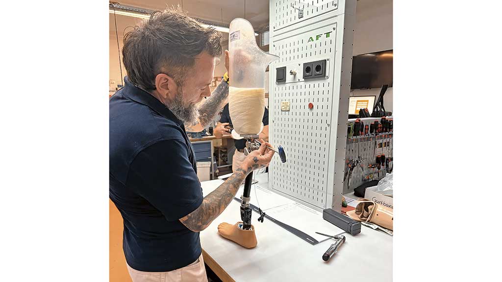 Schritt für Schritt nimmt die Prothese ihre Form an. Foto: BIV-OT/Cordes