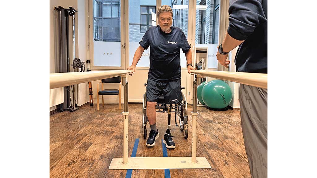 Mit dem mechanischen Kniegelenk macht Wolfgang Hager ­seine ersten Schritte. Foto: BIV-OT/Cordes