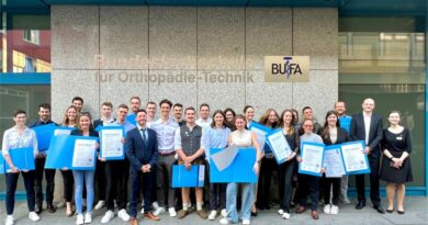 <img class="new_ribbon" width="25" height="25" src="https://360-ot.de/wp-content/uploads/2020/01/pluslogo.png">Meisterbrief und Zukunft des Handwerks in der Hand