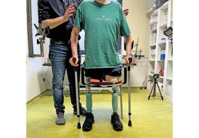 Im Beisein der Techniker machte Adrian mit der Interims­prothese die ersten Schritte. Eine Gehhilfe gab ihm zusätzlich ­Sicherheit und ­Stabilität.