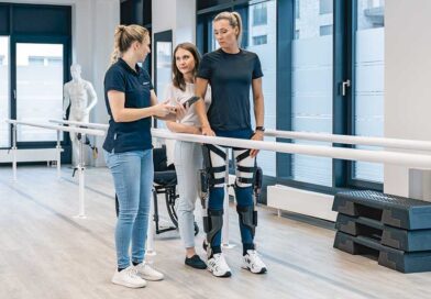 Peggy Blanke (r.) arbeitet dank der neuen Interimsversorgung mit C-Brace-Funktion fast täglich an ihrer Mobilität.