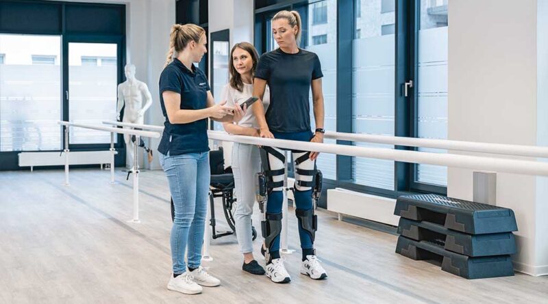 Peggy Blanke (r.) arbeitet dank der neuen Interimsversorgung mit C-Brace-Funktion fast täglich an ihrer Mobilität.