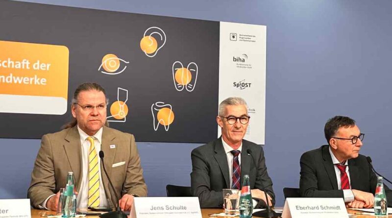 Jens Schulte (links) bei der PK der AG GHW