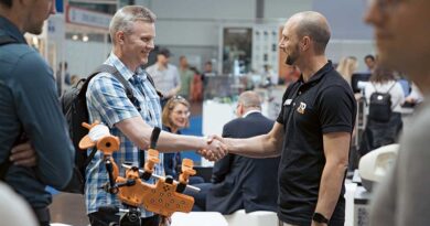 Auf den Messeständen empfangen die Aussteller die Teilnehmer der „Innovation Walks“.