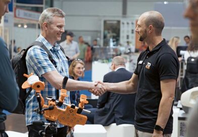 Auf den Messeständen empfangen die Aussteller die Teilnehmer der „Innovation Walks“.