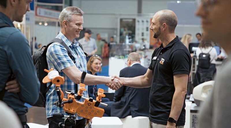 Auf den Messeständen empfangen die Aussteller die Teilnehmer der „Innovation Walks“.