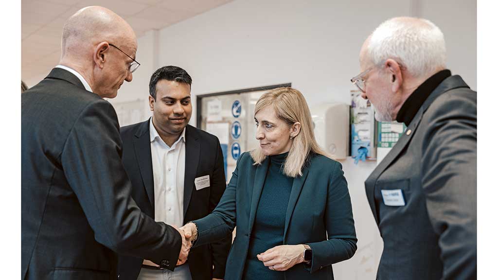 Kurzer Draht zur Politik: Alf Reuter im Gespräch mit Bundesgesundheitsministerin Nina Warken. Foto: BIV-OT/Elias Hoh