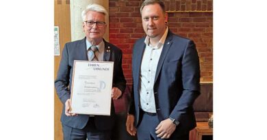 Obermeister Pierre Koppetsch (r.) ehrt Thomas Münch für 36 Jahre Vorstandsarbeit in der Innung Orthopädie-Technik Düsseldorf.