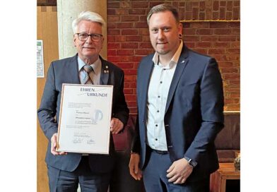 Obermeister Pierre Koppetsch (r.) ehrt Thomas Münch für 36 Jahre Vorstandsarbeit in der Innung Orthopädie-Technik Düsseldorf.
