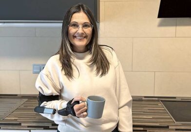 Mithilfe der Orthese kann ­Sandra eine ­Tasse wieder sicher halten und daraus trinken.