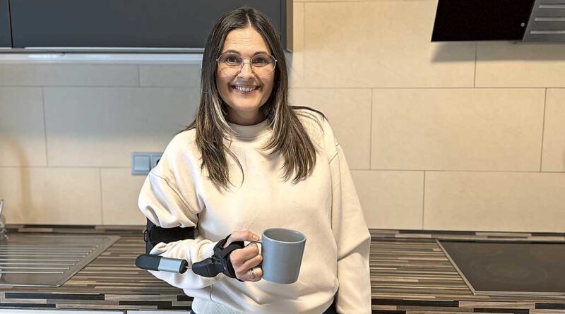 Mithilfe der Orthese kann ­Sandra eine ­Tasse wieder sicher halten und daraus trinken.