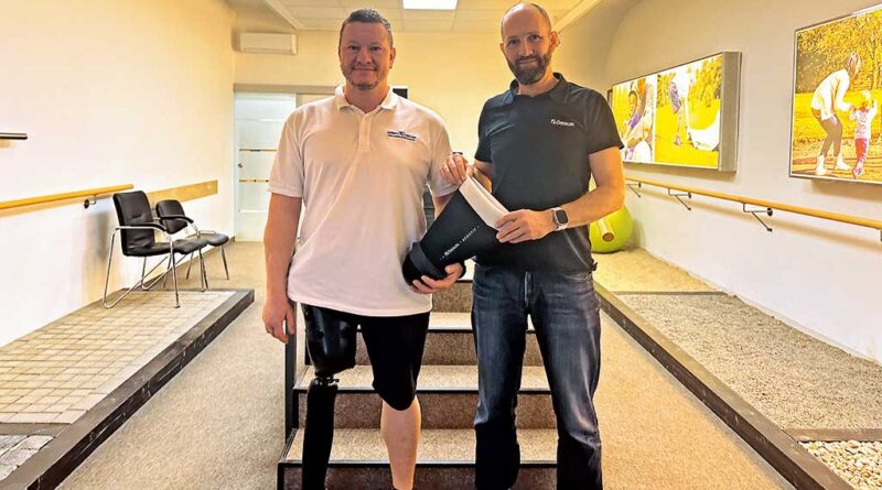 Martin Wangnick (l.) wurde vom Patienten zum Ortho­pädietechniker: Durch seine Erfahrungen und sein Fachwissen im Dialog mit Ralf Sommermann, Technischer Außendienst bei Össur, kann er wertvolles Feedback zu neuen Produkten und Versorgungsideen, wie zum Beispiel zum Aerofit-System, geben.