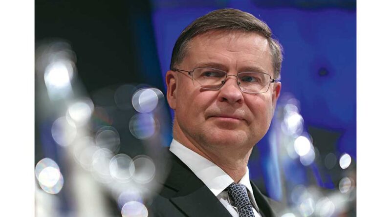 EU-Kommissar Valdis Dombrovskis, hier bei der Hannover­- messe 2026, betont den Bürokratieabbau als wichtige Ent­lastung für kleinere und mittlere Unternehmen.
