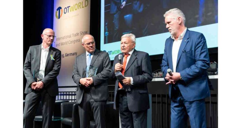 Auf der OTWorld 2022 wurde Heinrich Heß (2. v. r.) ebenso wie BIV-OT-Ehrenpräsident Klaus Jürgen Lotz (r.) im Beisein des DGIHV-Vorsitzenden Wolfram Mittelmeier (l.) und BIV-OT-Präsident Alf Reuter mit dem René-Baumgartner-Preis der DGIHV ausgezeichnet.