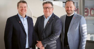 Der neue Medi-Geschäftsleiter Klaus Herold (r.) und sein Stellvertreter Michael Gerlach (l.) bedanken sich bei Robert Unfried für die geleistete Arbeit.