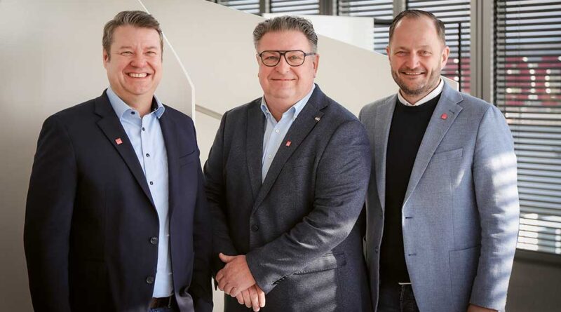 Der neue Medi-Geschäftsleiter Klaus Herold (r.) und sein Stellvertreter Michael Gerlach (l.) bedanken sich bei Robert Unfried für die geleistete Arbeit.
