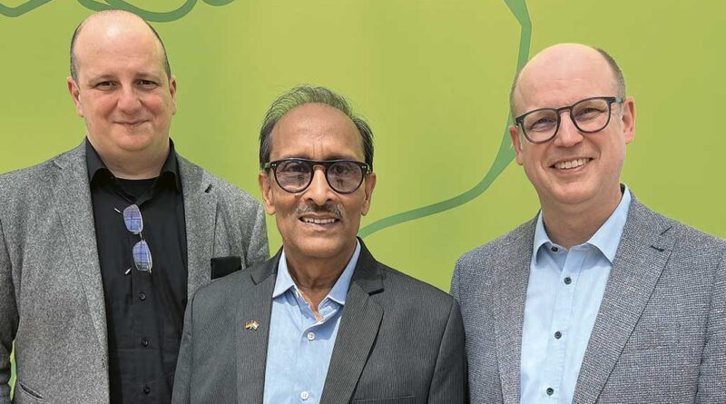 Im Namen der ISPO begrüßten Vorstandsmitglied Dipl.-Ing. (FH) Merkur Alimusaj (links) und Vorsitzender Tino Sprekelmeyer (rechts) Tarit Kumar Datta in den Leipziger Messehallen.