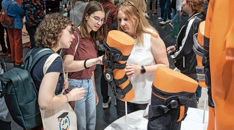 An den Ständen informierten sich die Teilnehmer der Jugend-Akademie TO über die Produkte und Technologien der mehr als 600 Aussteller aus dem In- und Ausland.