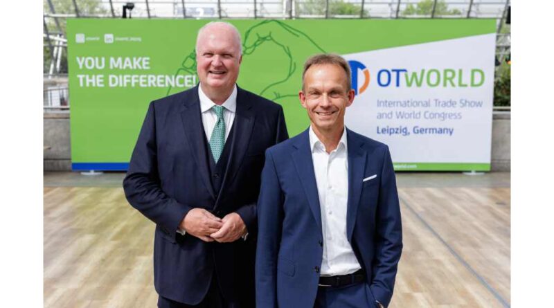 Freuen sich auf die gemeinsame Zusammenarbeit als Kongresspräsidenten der OTWorld 2028: Prof. Christoph Lohmann (links) und Thomas Mitzenheim.