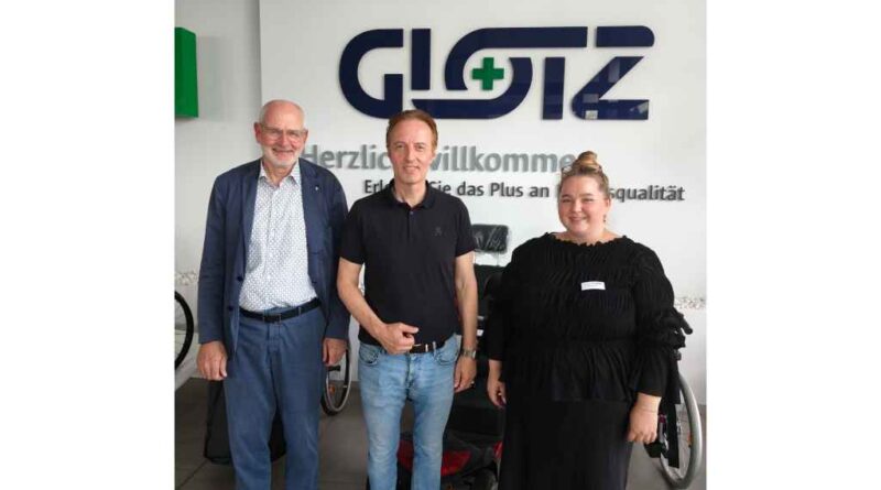 Joachim (l.) und Paula Glotz begrüßten den Bundestagsabgeordneten Macit Karaahmetoğlu in ihrem Sanitätshaus.
