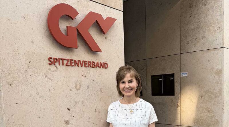 An ihrem letzten Arbeitstag verlässt Carla Meyerhoff-Grienberger den GKV-Spitzenverband mit einem Lächeln.