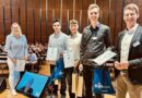 FOT-Präsident Raphael Giese (r.) und Mona Seifert-Maciejczyk (3. Präsidentin, l.) im Kreise der FOT-Diplom-Preisträger 2025.