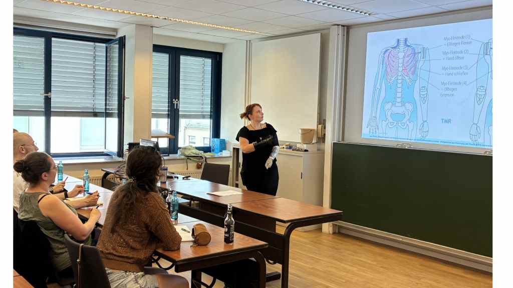 Lara Wilkin brachte den Teilnehmern die Funktionsweise myoelektrischer Armprothesen näher. Foto: BIV-OT/Engelbrecht