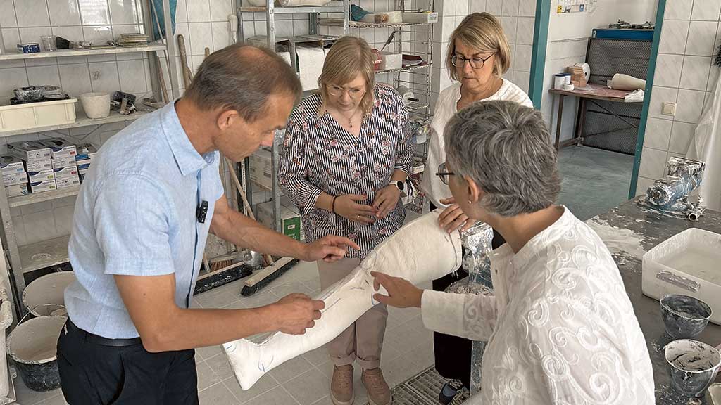 Im Gipsraum der Orthopädie- und Rehatechnik Dresden GmbH erklärt Thomas Mitzenheim (l.), wie in traditioneller Bauweise auf Grundlage eines Gips­abdrucks des Stumpfes ein individuell angepasster Prothesenschaft entsteht. Foto: Leipziger Messe/Anja Hummel