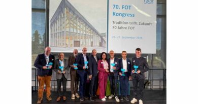 (V. l.): Prof. Christoph Lohmann, Lothar Milde, Joachim Glotz, Alf Reuter, Roland Dötzer, Petra Engel, Ingo Pfefferkorn, Thomas Mitzenheim und Raphael Giese bekamen in Magdeburg für besondere Verdienste um die Fortbildungsvereinigung und das Handwerk ein Ehren-FOT-Bäumchen überreicht.