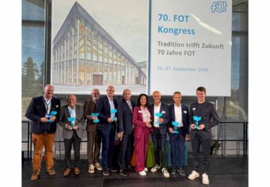 (V. l.): Prof. Christoph Lohmann, Lothar Milde, Joachim Glotz, Alf Reuter, Roland Dötzer, Petra Engel, Ingo Pfefferkorn, Thomas Mitzenheim und Raphael Giese bekamen in Magdeburg für besondere Verdienste um die Fortbildungsvereinigung und das Handwerk ein Ehren-FOT-Bäumchen überreicht.