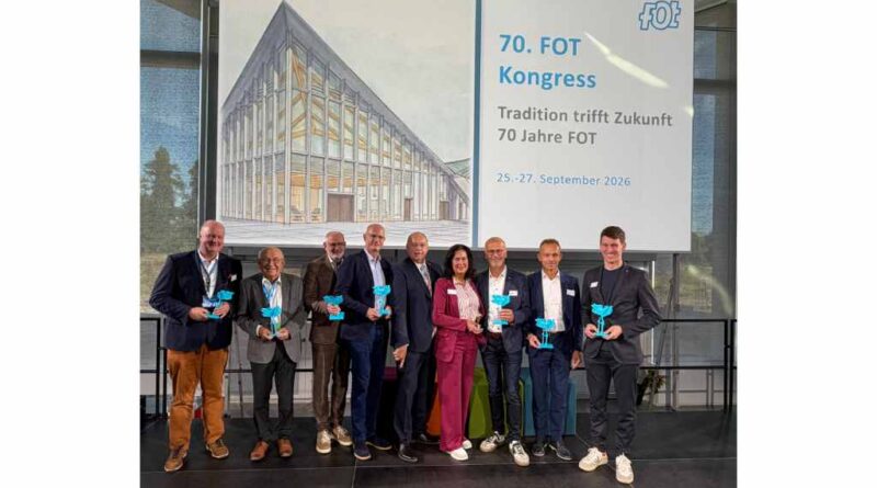 (V. l.): Prof. Christoph Lohmann, Lothar Milde, Joachim Glotz, Alf Reuter, Roland Dötzer, Petra Engel, Ingo Pfefferkorn, Thomas Mitzenheim und Raphael Giese bekamen in Magdeburg für besondere Verdienste um die Fortbildungsvereinigung und das Handwerk ein Ehren-FOT-Bäumchen überreicht.