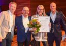 (V. l.): Prof. Tobias Görge, Uli Frey und Dr. Dominic Mühlberger übergeben den Forschungspreis Phlebologie 2026 an Kerstin Protz.