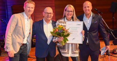 (V. l.): Prof. Tobias Görge, Uli Frey und Dr. Dominic Mühlberger übergeben den Forschungspreis Phlebologie 2026 an Kerstin Protz.