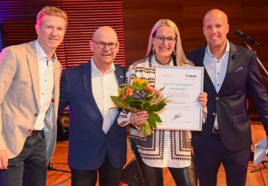 (V. l.): Prof. Tobias Görge, Uli Frey und Dr. Dominic Mühlberger übergeben den Forschungspreis Phlebologie 2026 an Kerstin Protz.