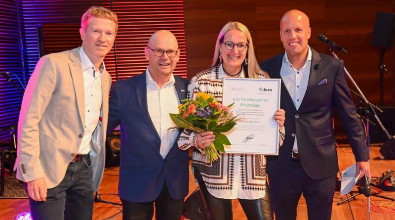 (V. l.): Prof. Tobias Görge, Uli Frey und Dr. Dominic Mühlberger übergeben den Forschungspreis Phlebologie 2026 an Kerstin Protz.