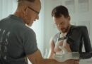 Andreas Onea (r.) im Austausch mit Orthopädie-Techniker Stefan Pirko.