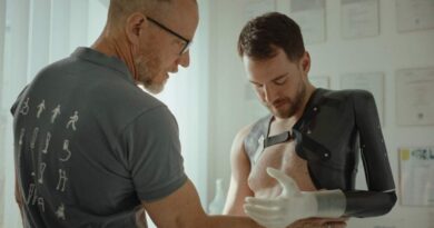 Andreas Onea (r.) im Austausch mit Orthopädie-Techniker Stefan Pirko.